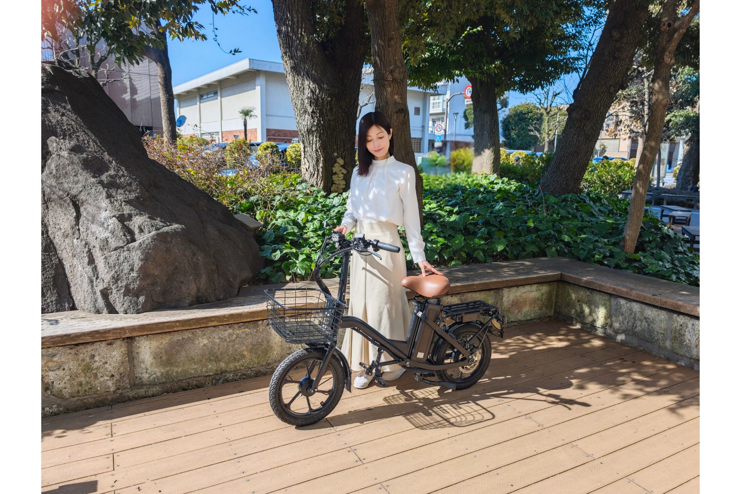 公園のウッドデッキでMOPERO 4Uと佇む女性