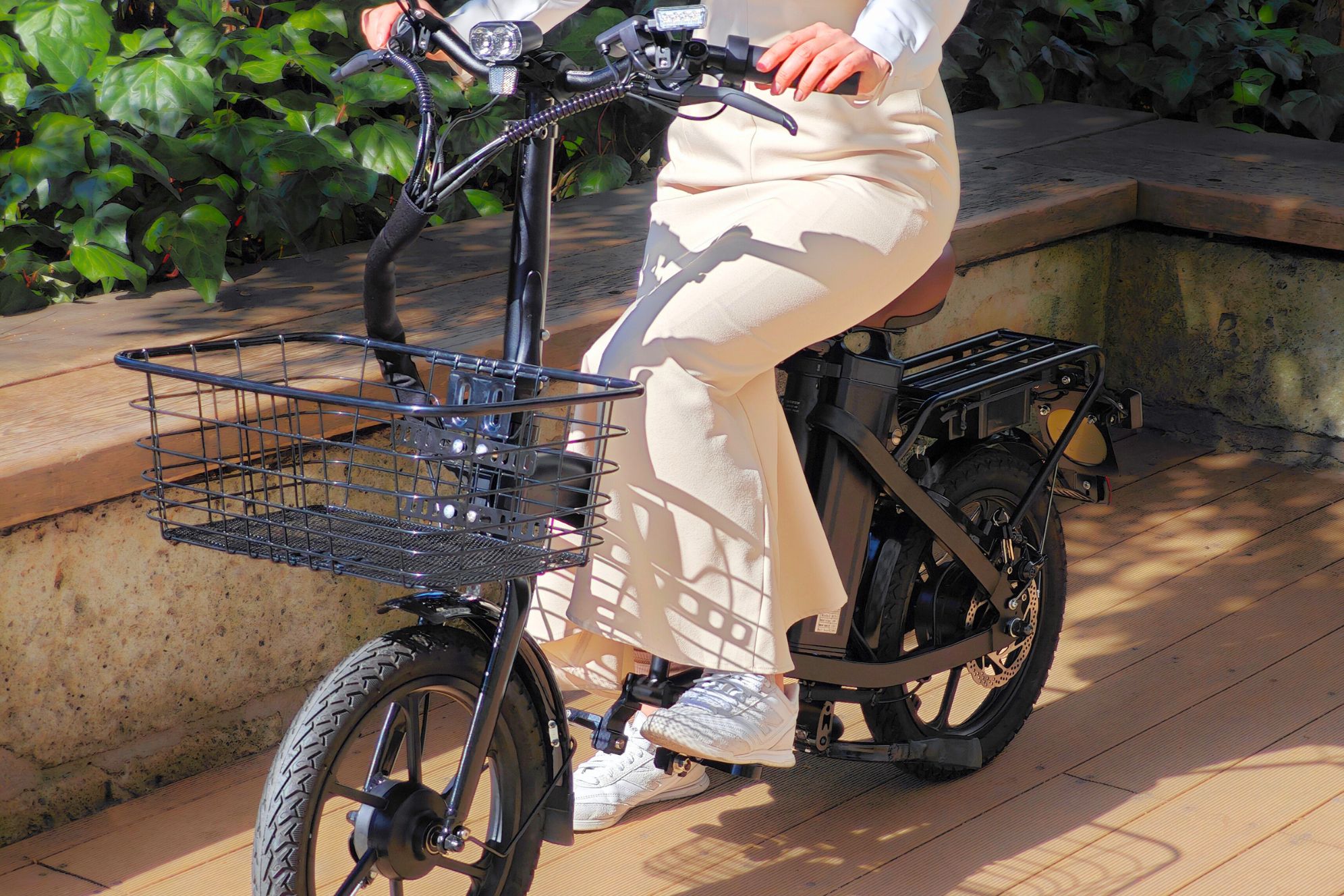 低いフレームを楽にまたぐ様子