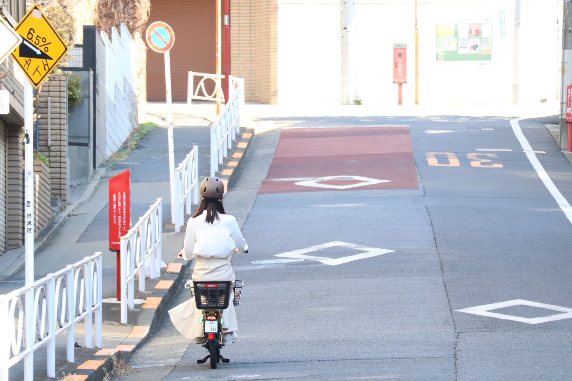 荷物を載せたまま坂道を楽に登る様子