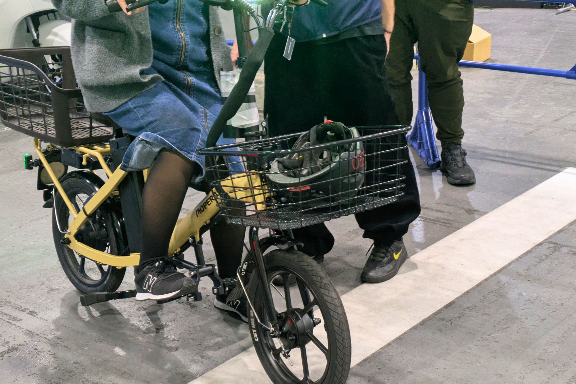 イベント会場でMOPERO 4Uに試乗する体験者の様子