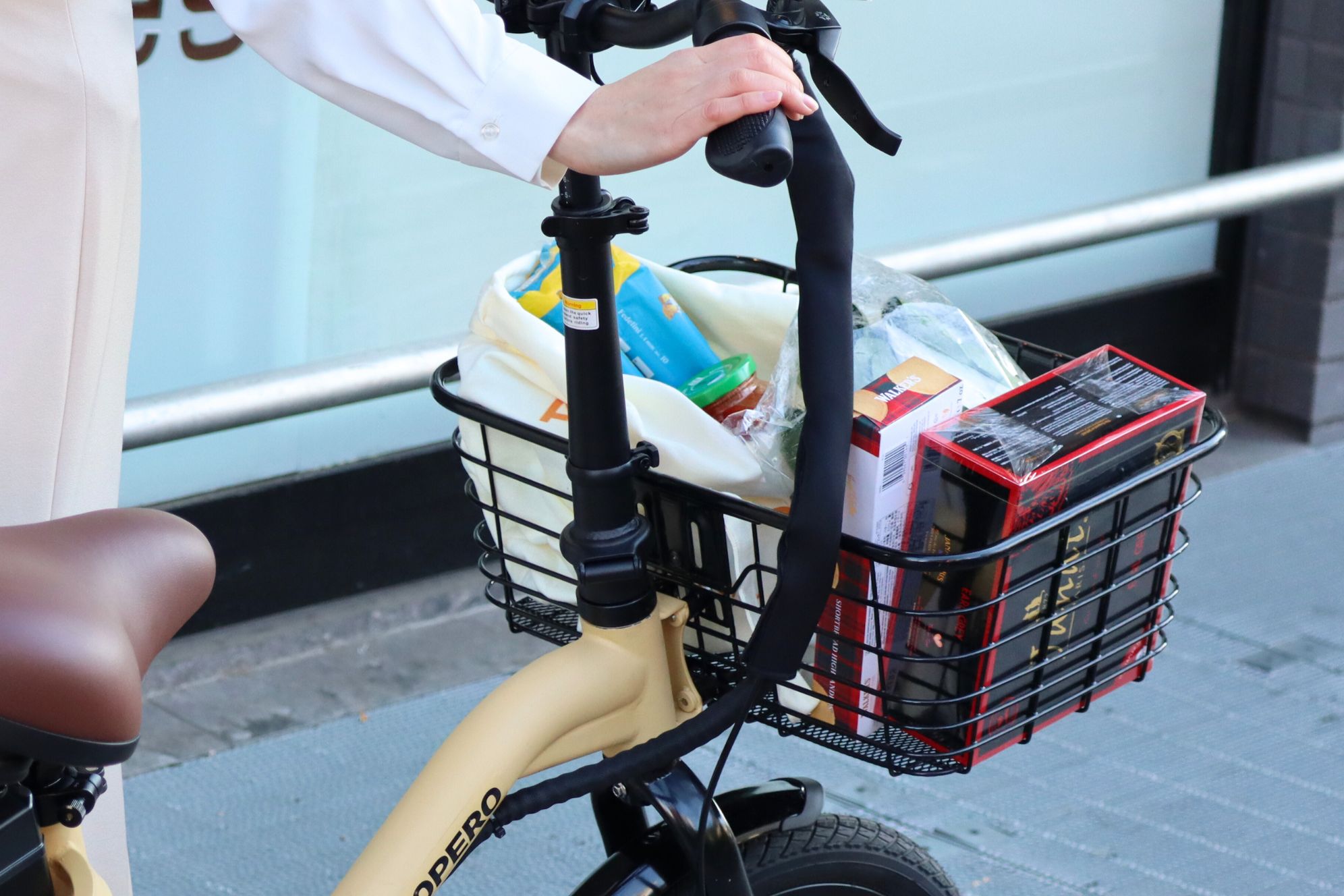 ワイドフロントバスケットに荷物を入れた様子