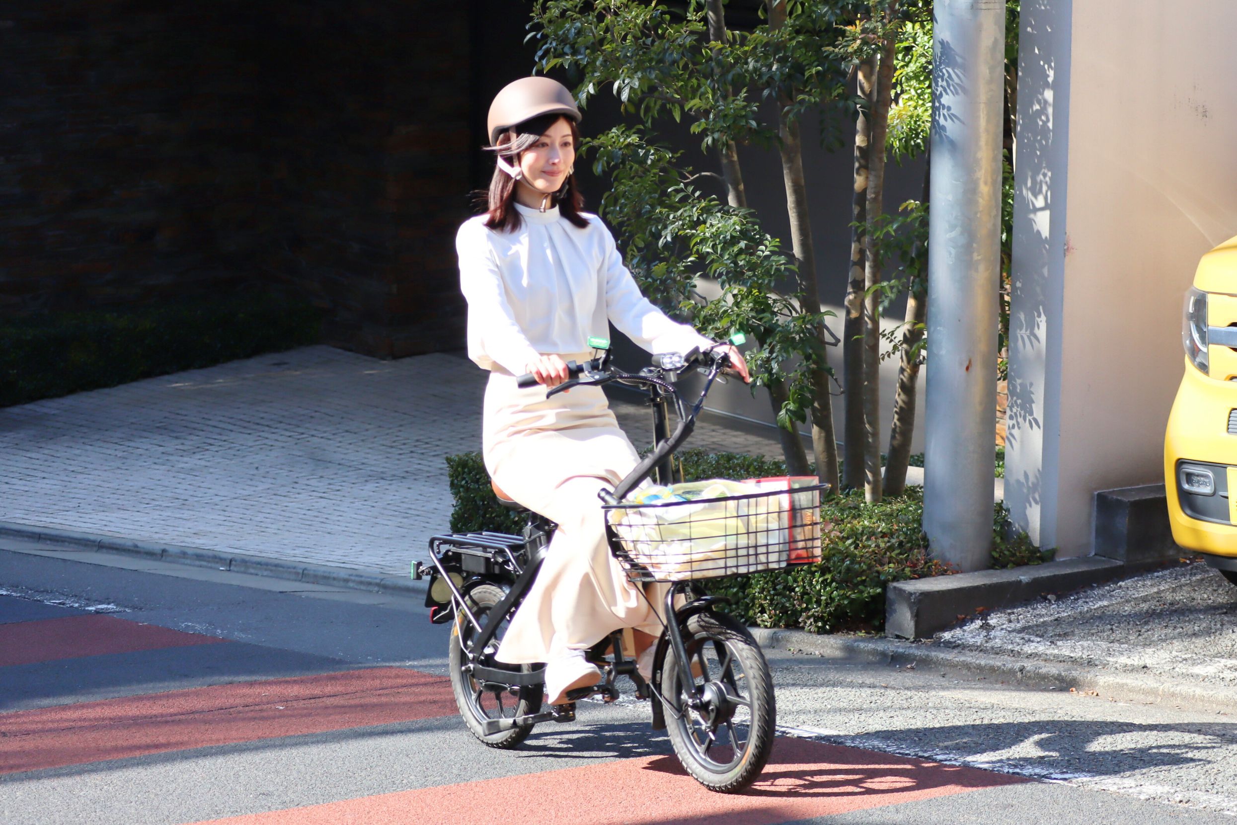 MOPERO 4U に乗って街を走る女性