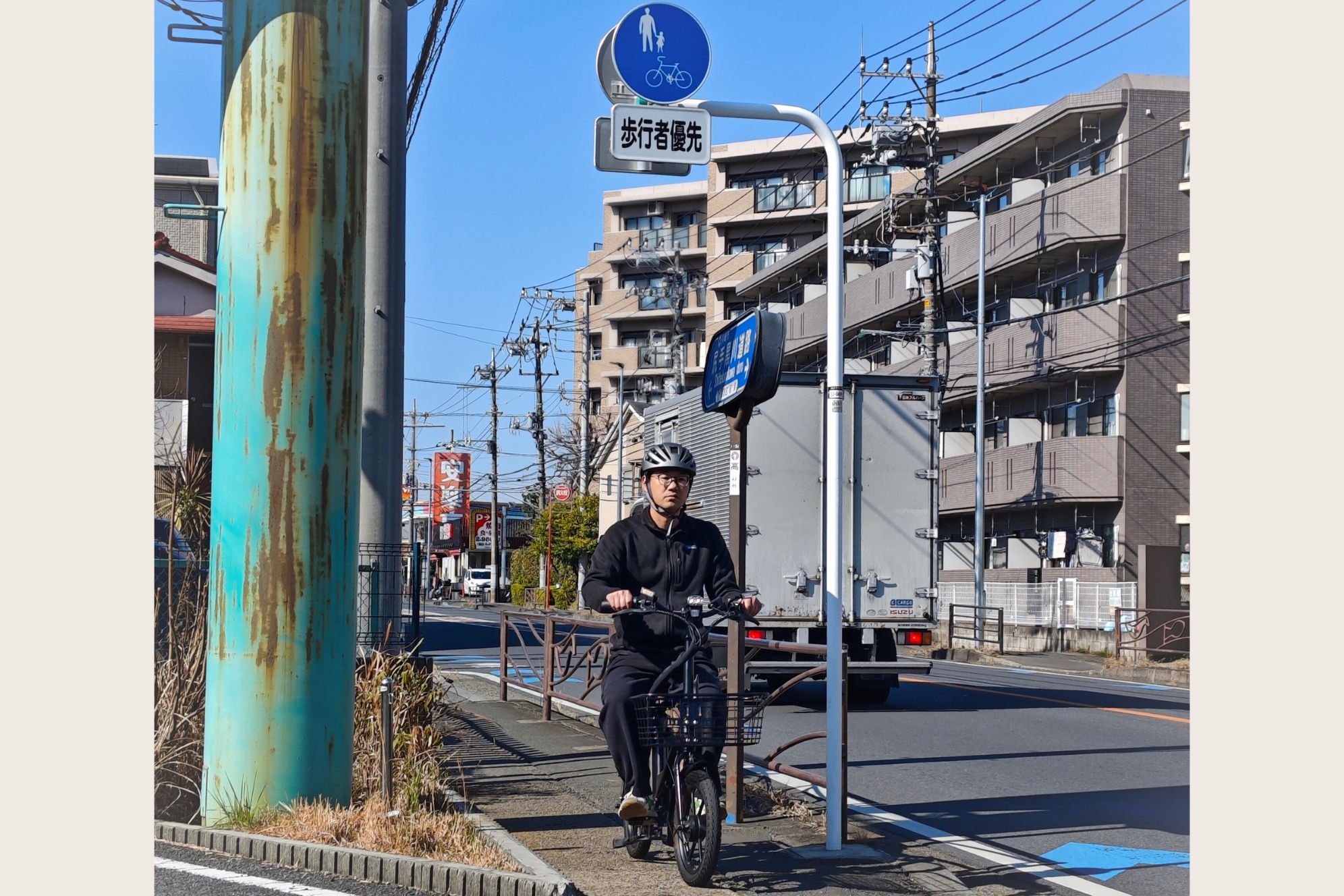 歩行者優先の標識がある歩道をMOPERO 4Uで走行する様子