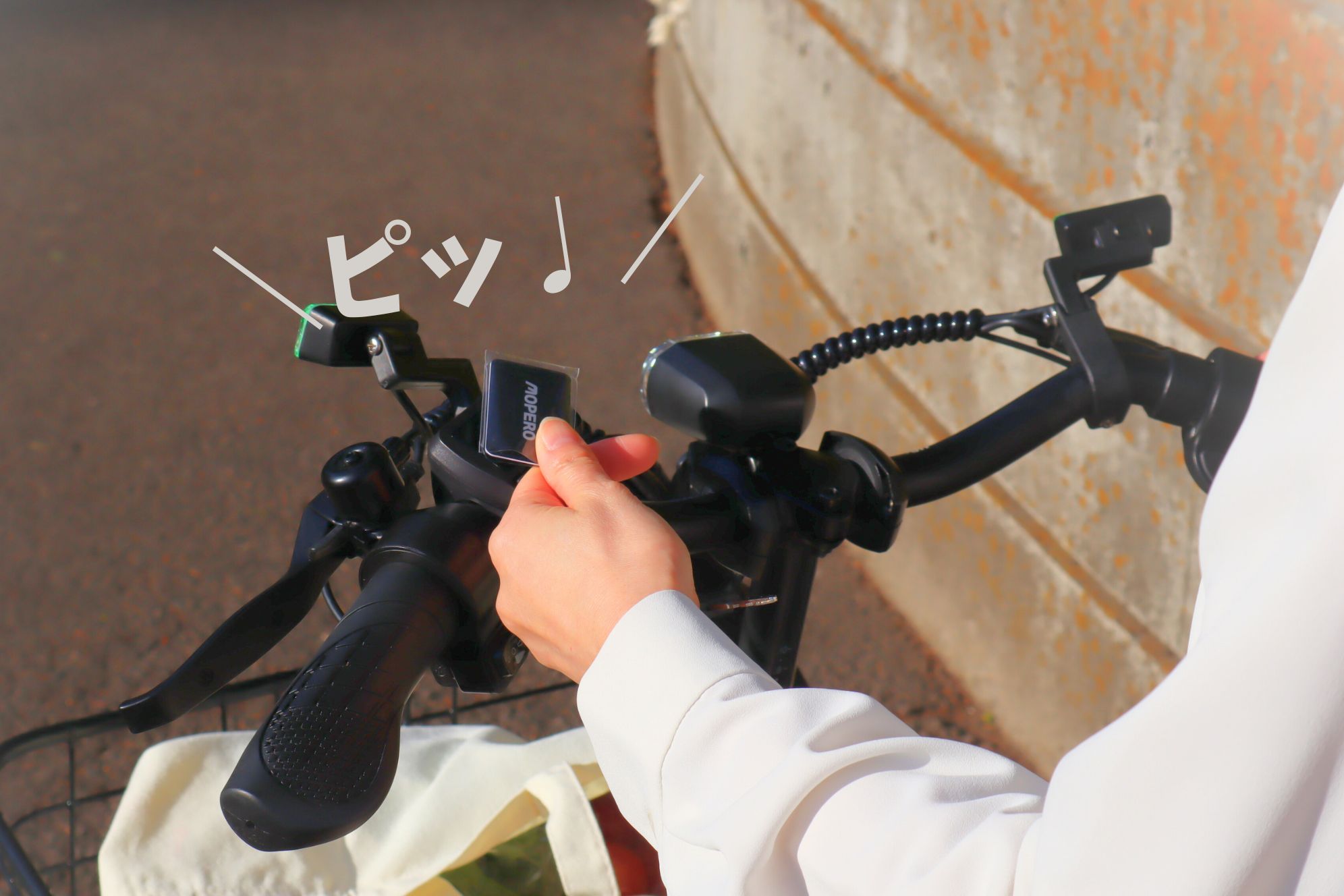 カード型キーを本体にかざす様子