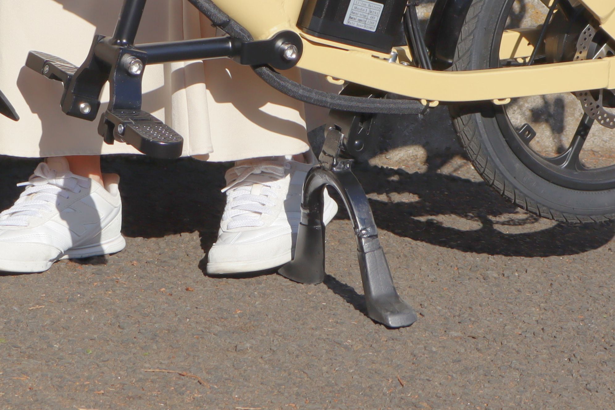 スタンドを足で蹴り上げる様子