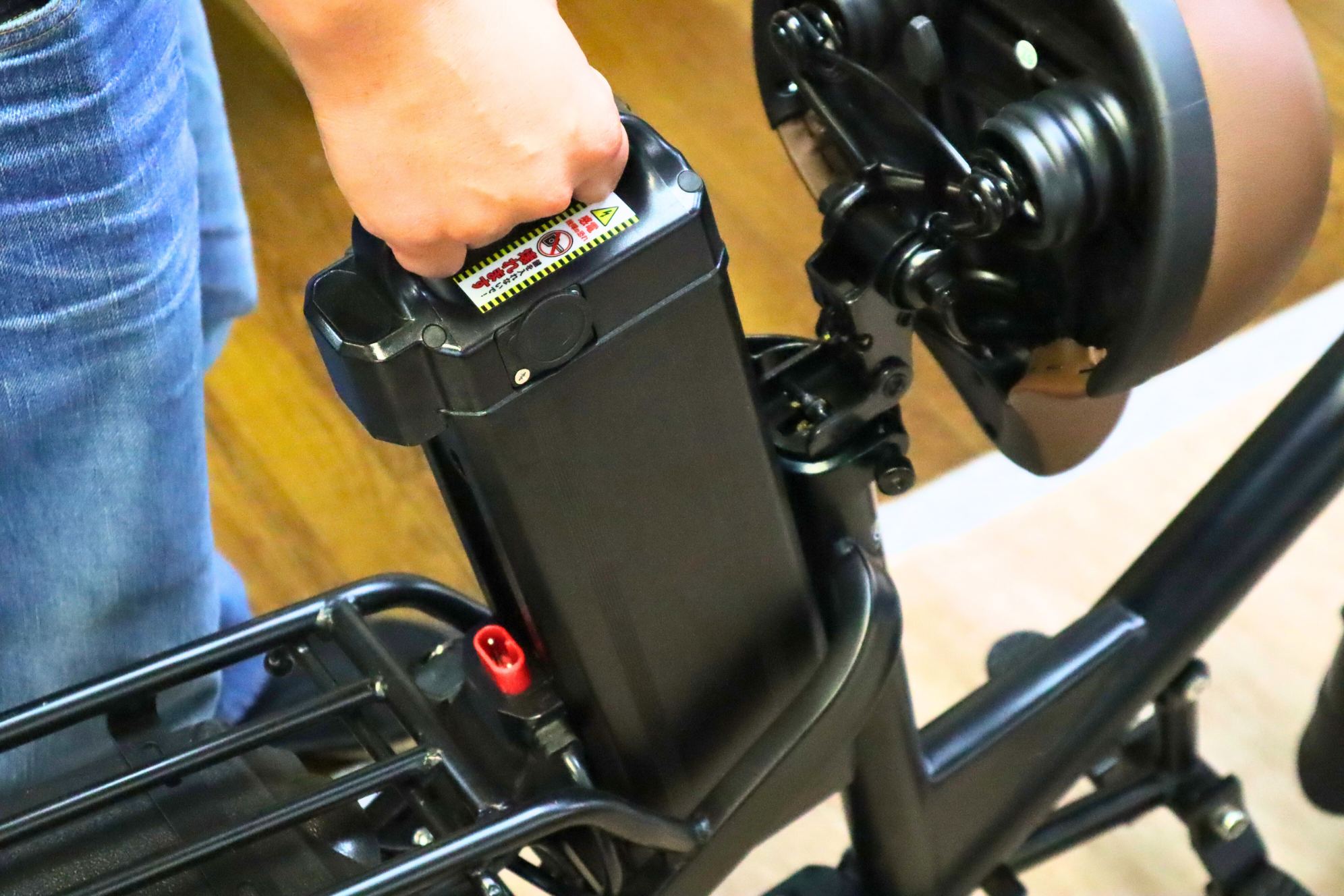 大型リング錠と電子キーによる二重ロックシステム